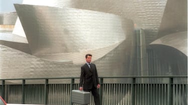 Cuando el James Bond de Pierce Brosnan la lió en Euskadi: así fue su explosiva misión en Bilbao