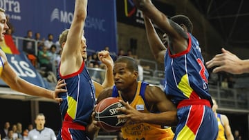 Eulis B&aacute;ez, entre Jaka Blazic y Moussa Diagne.