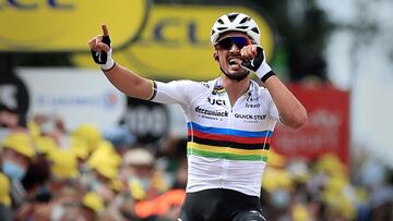 Landerneau (France), 26/06/2021.- French rider Julian Alaphilippe of the Deceuninck Quick-Step team wins the 1st stage of the Tour de France 2021 over 197.8km from Brest to Landerneau, France, 26 June 2021. (Ciclismo, Francia) EFE/EPA/Christophe Petit-Tes