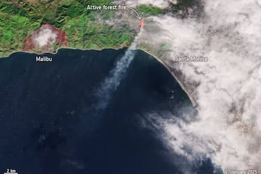 La Agencia Espacial Europea capturó una imagen del incendio cerca a Santa Mónica, en California, donde actualmente hay cinco focos activos. En la imagen se muestra como el humo se eleva sobre Santa Mónica.