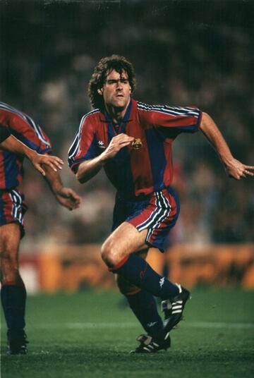 Canterano del Barcelona desde 1988, se marchó del club culé en 1993. Fichó en 2004 por el Alavés y jugó allí hasta 2007.