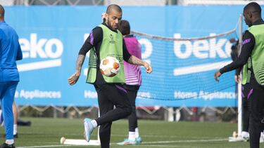 Dani Alves, en un entrenamiento con el Barça.