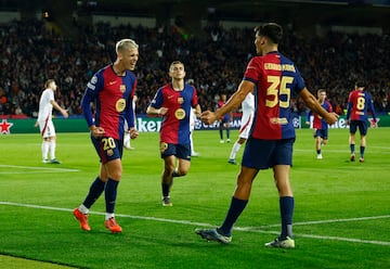 2-0. El centrocampista internacional azulgrana celebra el tanto con Gerard Martín.