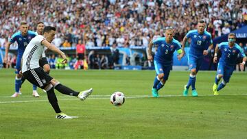 Ozil, lanzando el penalti.