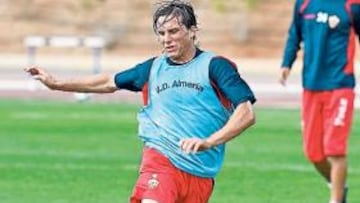 <b>INTENSIDAD. </b>Juanma Ortiz pelea con Piatti en el entrenamiento.