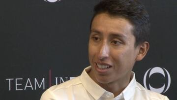 Egan Bernal en rueda de prensa de su equipo