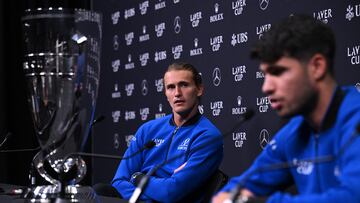 Alexander Zverev mira a Carlos Alcaraz en la rueda de prensa de la Laver Cup en Berlín.
