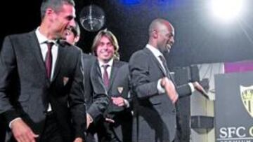 <b>DE GALA. </b>Andrés Palop y Didier Zokora desfilaron por la pasarela ante las sonrisas del resto de los jugadores del Sevilla.