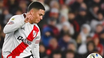 Juan Fernando Quintero sale lesionado en el partido ante Godoy Cruz.