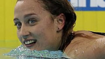 <b>BAÑADA EN ORO. </b>Mireia Belmonte abandona la piscina en un día histórico para la natación española. Dubai asistió ayer a la primera jornada de los campeonatos.