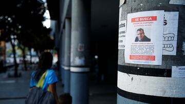 A flyer showing Venezuelan opposition leader Edmundo Gonzalez is attached to a pole, while the Venezuelan government is offering a reward for information leading to his arrest, in Caracas, Venezuela January 7, 2025. REUTERS/Leonardo Fernandez Viloria