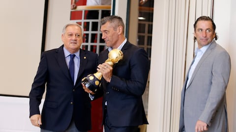 “Tengo varios televisores para ver los partidos, porque mi señora reclama... Los ex futbolistas nunca pierden”