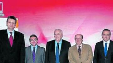 <b>FOTO DE FAMILIA. </b>Santiago Fisas (en el centro), junto a Boris Stankovic (izquierda) y José Luis Sáez (derecha).