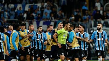 Duro golpe para Alexander Aravena: gol anulado y eliminado