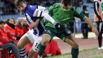 El centrocampista de la Real Sociedad Sergio Canales lucha un bal&oacute;n con Jonny Castro, del Celta de Vigo.