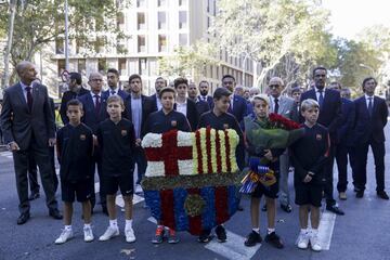 Sergi Roberto y Josep Maria Bartomeu junto con jugadores de la cantera del FC Barcelona en la ofrenda al monumento de Rafael Casanova durante la Diada 2017.