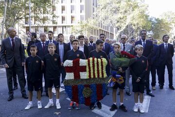 Sergi Roberto y Josep Maria Bartomeu junto con jugadores de la cantera del FC Barcelona en la ofrenda al monumento de Rafael Casanova durante la Diada 2017. 