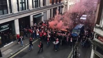 El show de los hinchas del Colonia por las calles de Londres