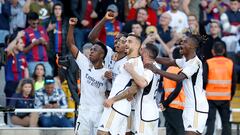 Los jugadores del Real Madrid celebran el 1-2 de Bellingham al Barcelona.
