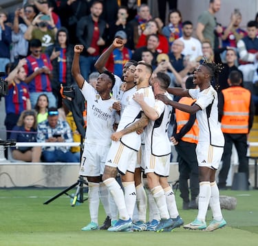 Los jugadores del Real Madrid celebran el 1-2 de Bellingham al Barcelona.