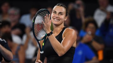 Aryna Sabalenka celebra su victoria contra Daria Kasatkina en Brisbane.