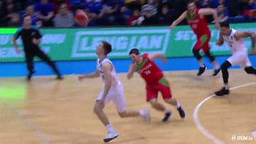 La polémica acción de básquetbol que genera debate en Europa