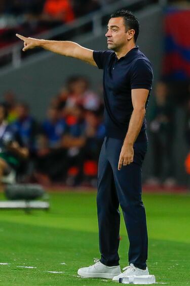 Xavi Hernández en la banda dando instrucciones.
