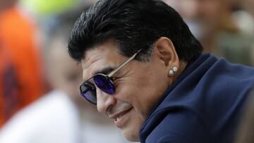 Diego Armando Maradona sonriendo antes de presenciar un partido del Mundial de Rusia.