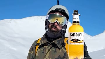 Muna, man de las gorras, con una cerveza en la mano en Georgia