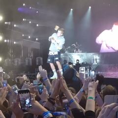 Lanzan una botella a Justin Bieber por no querer cantar Despacito