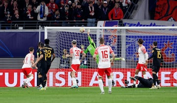 Hamadou Aidara saca un derechazo desde el borde del área y el portero del Real Madrid, muy atento, desvía el balón con el brazo izquierdo.