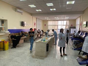 Voluntarios donan sangre para ayudar a los heridos tras el fuerte terremoto.