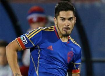 En el 2013 jugó por el Colorado Rapids de la MLS.