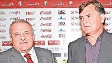 <b>ACUERDO SELLADO. </b>Izco y Camacho, una vez formalizado el contrato, comparecieron para hablar de la próxima temporada.