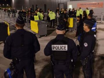 La policía se emplea a fondo en los registros y controles de seguridad fuera del estadio "Allianz Riviera" en Niza, antes del partido Niza - Lyon