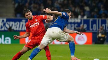 OVIEDO, 03/11/2025.- El centrocampista de Osasuna Iker Muñoz (i) lucha el balón con el uruguayo Federico Viñas (d), del Oviedo, durante el partido de la jornada 11 de LaLiga que Real Oviedo y Atlético Osasuna disputan este lunes en el estadio Carlos Tartiere. EFE/Paco Paredes