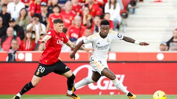 Soccer Football - LaLiga - RCD Mallorca v Real Madrid - Son Moix, Palma de Mallorca, Spain - April 13, 2024 Real Madrid's Vinicius Junior in action with RCD Mallorca's Giovanni Gonzalez REUTERS/Albert Gea