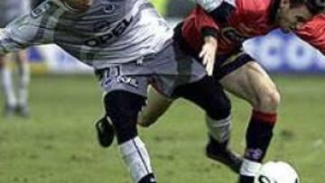 <b>LISTO PARA JUGAR. </b>Reveillere lucha con el brasileño Ronaldinho del PSG