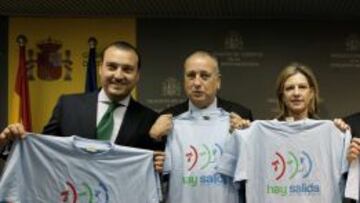 La Delegada del Gobierno, Paula, S&aacute;nchez de Le&oacute;n, posa junto a los presidentes de los clubes de f&uacute;tbol, Quico Catal&aacute;n (Levante UD) y , Fernando Roig (Villarreal) con la camiseta que presentar&aacute;n en sus respectivos partidos el pr&oacute;ximo domingo en la jornada de sensibilizaci&oacute;n contra la violencia de g&eacute;nero en el &aacute;mbito deportivo.