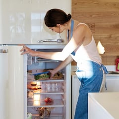 Dónde deberías colocar cada alimento en la nevera si quieres evitar intoxicaciones alimentarias