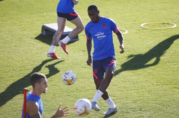 Kondogbia pasa un balón