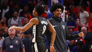 DETROIT, MI - JANUARY 21: Spencer Dinwiddie #8 of the Brooklyn Nets celebrates his game winning shot with Jarrett Allen #31 to beat the Detroit Pistons 101-100 at Little Caesars Arena on January 21, 2018 in Detroit, Michigan. NOTE TO USER: User expressly acknowledges and agrees that, by downloading and or using this photograph, User is consenting to the terms and conditions of the Getty Images License Agreement.   Gregory Shamus/Getty Images/AFP
 == FOR NEWSPAPERS, INTERNET, TELCOS &amp; TELEVISION USE ONLY ==