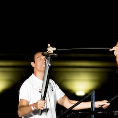 La llama de los Juegos Olímpicos brilla de nuevo en Barcelona