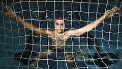 El portero del CN Sabadell de waterpolo Edu Lorrio posa para una entrevista con AS.