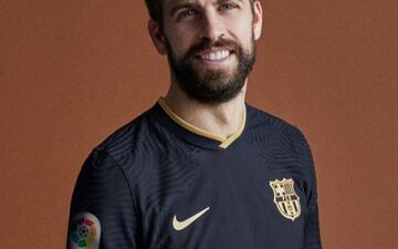 El Fútbol Club Barcelona ha presentado la que será la segunda equipación para la temporada 2020/21. La indumentaria ha sido presentada bajo el ‘Los colores van por dentro’ ya que el negro es el color protagonista de esta equipación.