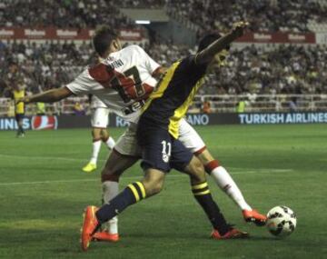 El defensa del Rayo Vallecano "Quini" Marín lucha un balón con el delantero mexicano del Atlético de Madrid Raúl Jiménez.