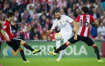 Karim Benzema pugna por el balón con Etxeita 