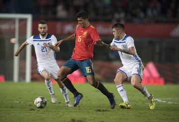 Rodrigo Hernández entre Elvis Saric y Besic.