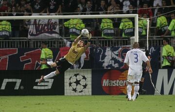 Iker Casillas atrapa el Balón durante un partido de Champions League contra el Lyon en septiembre de 2006