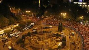 <b>MADRID ES ROJIBLANCA.</b> Miles y miles de seguidores rojiblancos acudieron a Neptuno para celebrar el título.